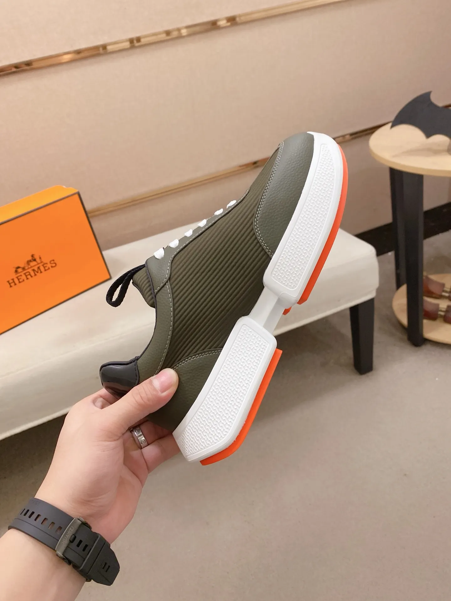 Ex-factory price: 460💰《HERMES》【Classic original single version】Hermès; top 🔝purchasing agent🔍🔍men's latest 🇺🇸 counter sales simultaneously, imported from Italy original ▲▲cowhide ▲▲ (high-end, nobility, class) ) Exquisite workmanship (Italian 🇮🇹 imported water-dyed 🐂 cowhide lining) sole: original sole provided by the original factory, ⚠️exclusive double-layer activity·TPR·rubber·combined molded outsole; super comfortable·wear-resistant·non-slip·environmental protection The real thing is more beautiful if you take the real thing (high quality, follow the order). You can enter and exit the counter at will * Number of yards: 38-44 (45 can be customized and cannot be returned or exchanged)